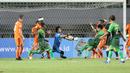Hongg Soon-hak saat membobol gawang Borneo FC pada lanjutan Liga 1 2017 di Stadion Pakansari, Bogor, Senin (17/4/2017). PS TNI dan Borneo FC bermain imbang 2-2. (Bola.com/Nicklas Hanoatubun)