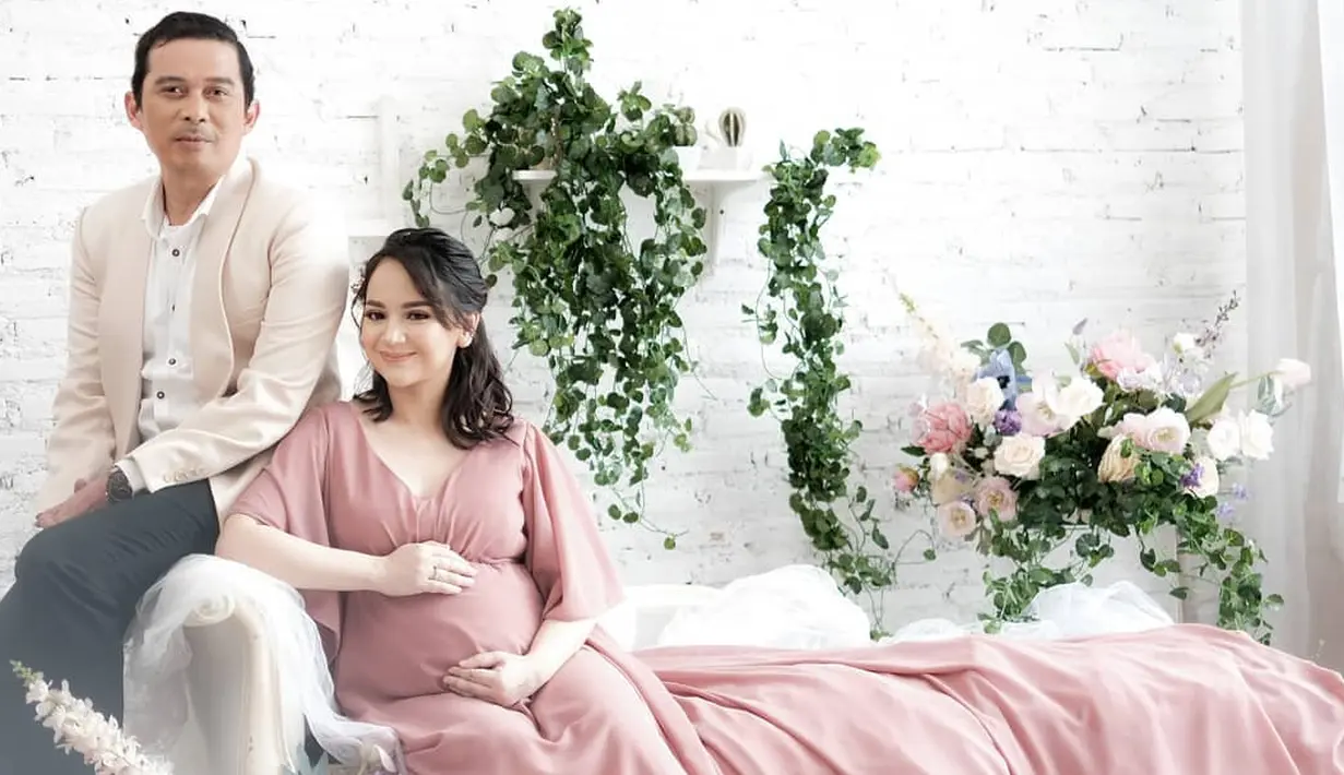Angelica Simperler dan Rico Hidros Daeng maternity shoot (Instagram/maravilleatelier)