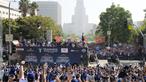 Para pemain, pelatih, ofisial tim Los Angeles Dodgers melakukan pawai di atas bus mengelilingi kota Los Angeles, California setelah berhasil menjuarai 2025 World Series Championship pada Senin (03/11/2025) waktu setempat. (AP Photo/Kyusung Gong)