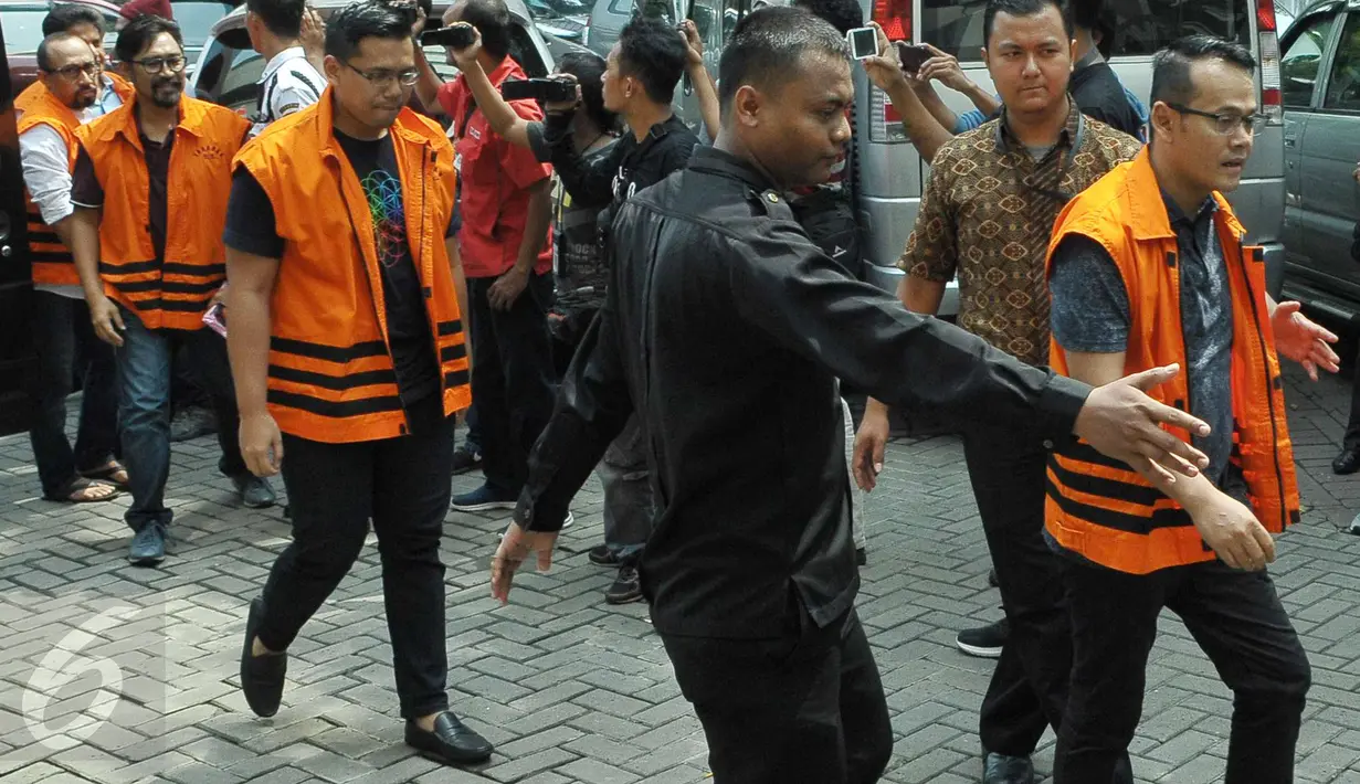 Sejumlah tahanan KPK mendatangi Tempat Pemungutan Suara (TPS) 19 yang berlokasi di rutan Gedung KPK, Jakarta, Rabu (19/4). Delapan orang tahanan KPK menggunakan hak pilih dalam Pilkada DKI Jakarta 2017. (Liputan6.com/Helmi Afandi)