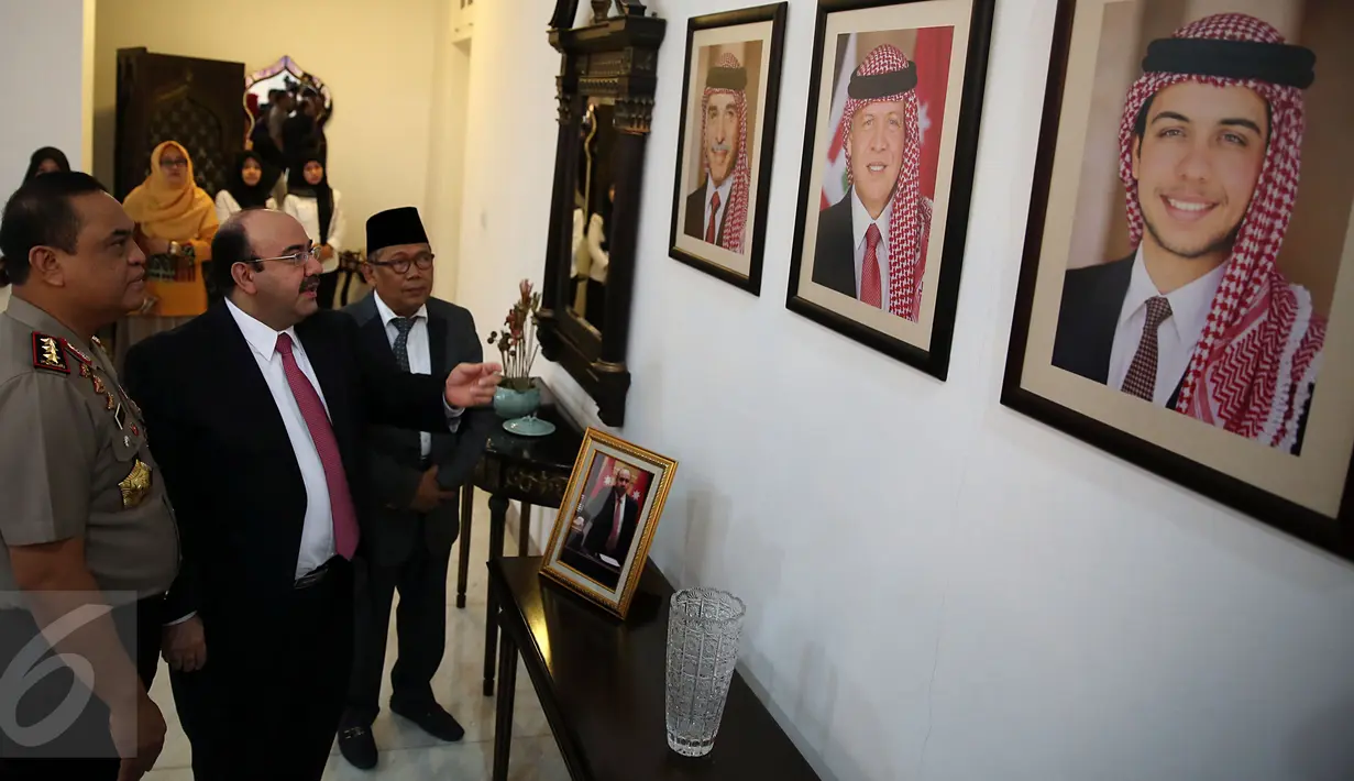 Dubes Yordania untuk RI, Walid Abdel Rahman Jaffal Al-Hadid (tengah) menunjukan foto Raja Yordania kepada Wakapolri Komjen Syafruddin (kiri) usai melakukan pertemuan tertutup di Kedubes Yordania, Jakarta, Senin (28/11). (Liputan6.com/Johan Tallo)