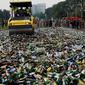 Alat berat melindas botol minuman beralkohol ilegal hasil penertiban Januari-Juni 2016, di kawasan Monas, Jakarta, Selasa (28/6). Satpol PP DKI memusnahkan 19.628 botol yang antara lain hasil penertiban di kawasan Kalijodo. (Liptan6.com/Gempur M Surya)