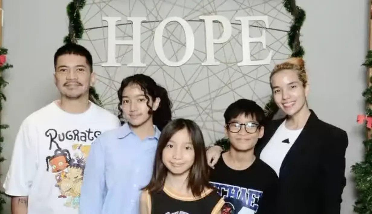 Gaya kasualnya begitu natural. Ia terlihat mengenakan kemeja denim. (sumber: Instagram/itssheilamj)