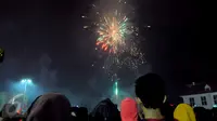 Warga menyaksikan pesta kembang api di Kota Tua Museum Fatahilla, Jakarta, Jum'at (01/01). Ribuan Warga Jakarta hadir untuk menyemarakan pergantian tahun baru. (Liputan6.com/Faisal R Syam)