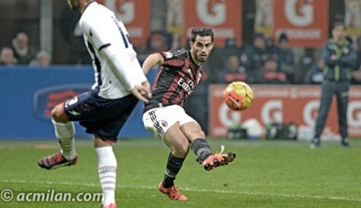 Pemain AC Milan, Suso melepaskan tembakan ke gawang Crotone pada laga Piala Italia di Stadion San Siro, Rabu (2/12/2015) dini hari WIB. AC Milan menang 3-1. (Photo/Acmilan.com)