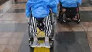 Penyandang disabilitas mencoba fasilitas guiding blocks yang baru dibangun oleh Pemprov DKI di kawasan Dukuh Atas, Jakarta, Senin (3/12). Kegiatan ini bertepatan dengan Hari Disabilitas Internasional 2018. (Merdeka.com/Arie Basuki)