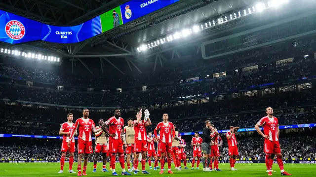 Para pemain Bayern Munchen menyapa suporter
