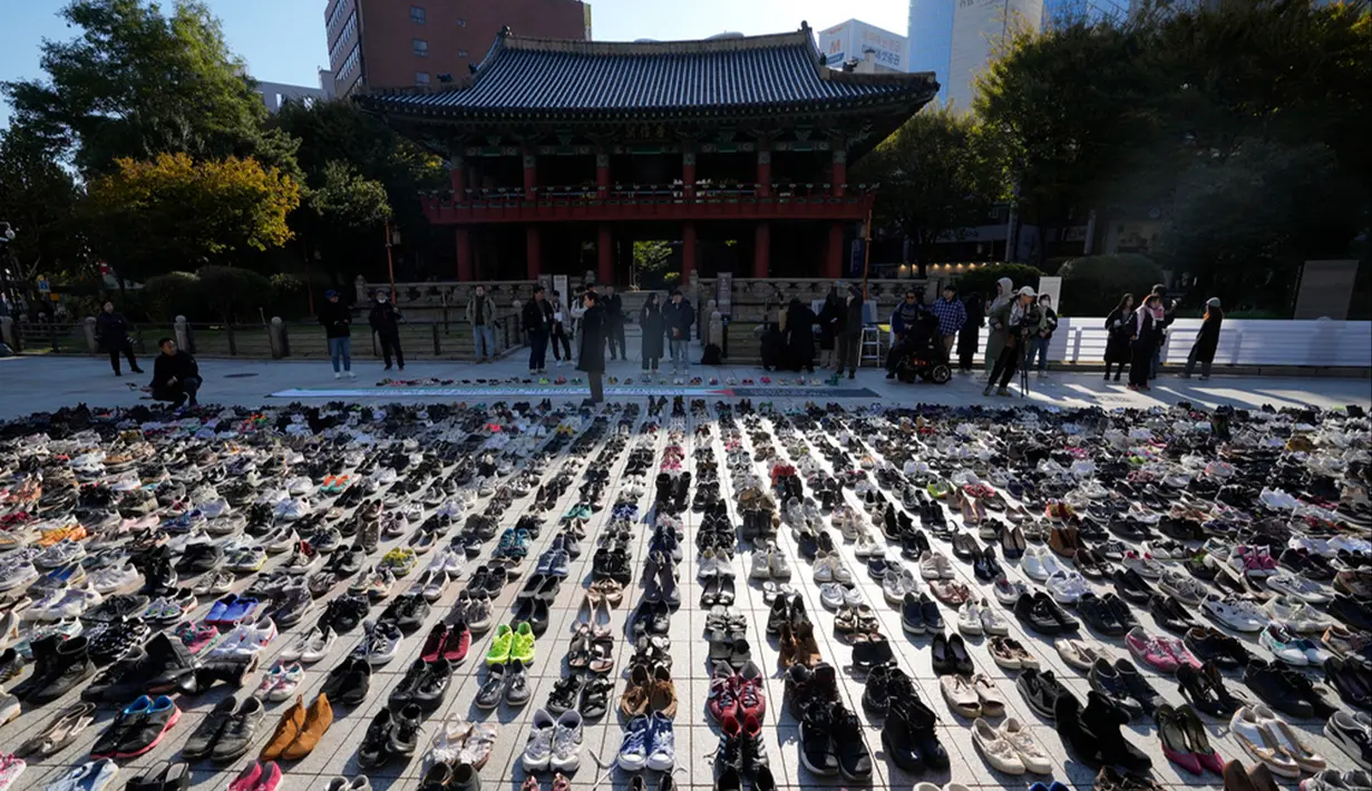Sekitar 2.000 pasang sepatu yang melambangkan seluruh korban di Gaza, Tepi Barat, dan Israel ditempatkan sebelum unjuk rasa di Seoul, Korea Selatan, Jumat (17/11/2023). Sekitar 2.000 pasang sepatu disumbangkan oleh orang-orang yang berdiri dalam solidaritas dan ditempatkan oleh anggota kelompok sipil di pusat Kota Seoul. (AP Photo/Lee Jin-man)