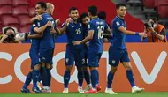 Timnas Thailand merayakan gol Chanathip Songkrasin ke gawang Timnas Vietnam di Piala AFF 2020. (AFP/Roslan RAHMAN).