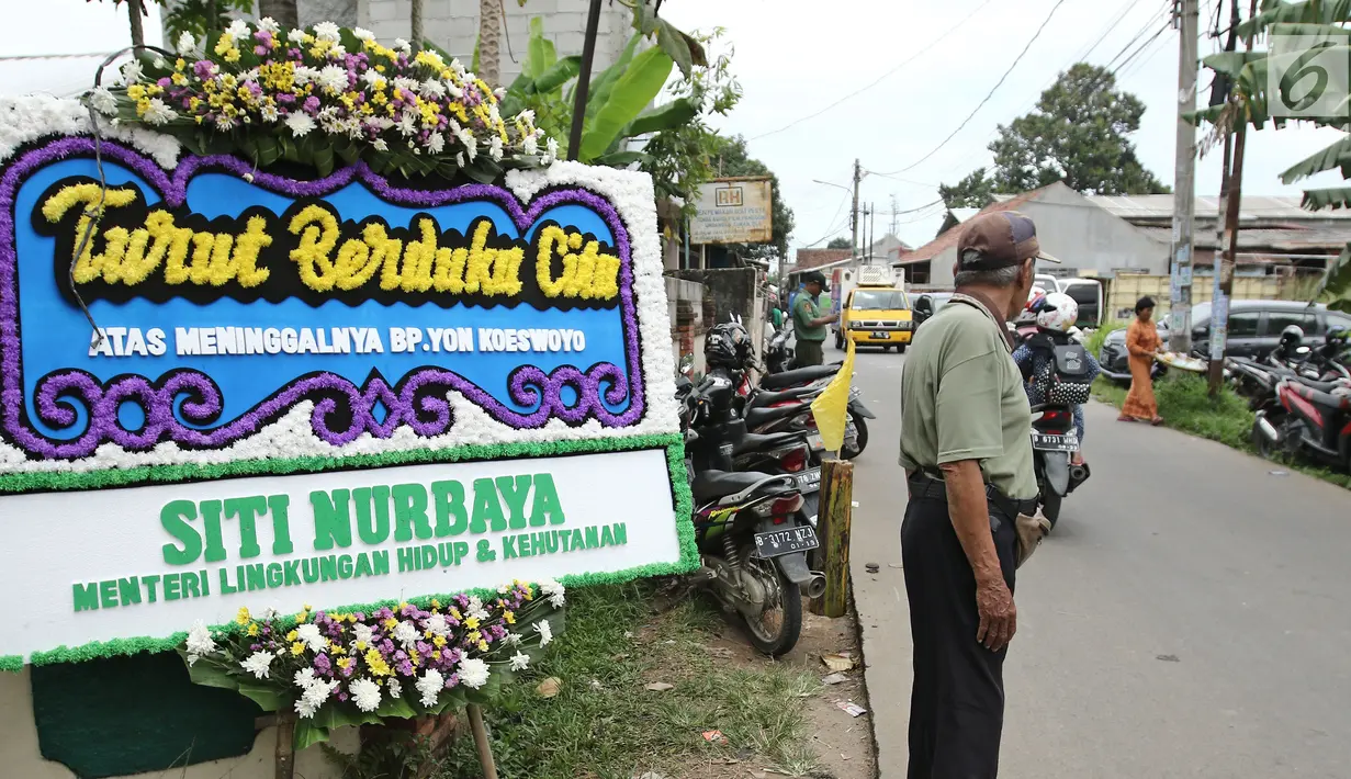 Karangan bunga dari Menteri Lingkungan Hidup dan Kehutanan, Siti Nurbaya untuk musisi Yon Koeswoyo yang berada di rumah duka di Pamulang, Tanggerang Selatan, Jumat (5/1). (Liputan6.com/Herman Zakharia)