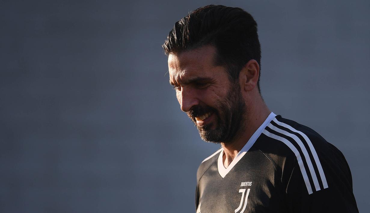 Kiper Juventus, Gianluigi Buffon, saat sesi latihan jelang laga Liga Champions di kompleks training center Juventus, Selasa (21/11/2017). Juventus akan berhadapan dengan Barcelona. (AFP/Marco Bertorello)