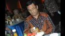 Menteri Perindustrian Saleh Husin memperhatikan salah satu jamu buatan yang disediakan saat acara minum jamu bersama di gedung Kementerian Perindustrian, Jakarta Jumat (16/1/2015). (Liputan6.com/Herman Zakharia)