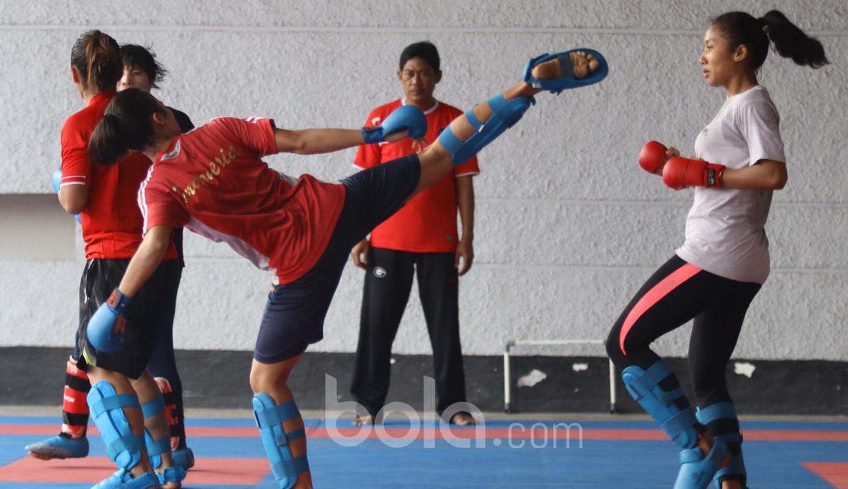 Aksi Karateka putri Indonesia berlatih tendangan dalam sebuah sesi latihan di Senayan Jakarta. (Bola.com/Nicklas Hanoatubun)