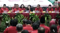 Ketum PDIP Megawati Soekarnoputri saat menghadiri acara pengumuman nama pasangan cagub-cawagub PDIP di Kantor DPP PDIP, Jakarta, Minggu (17/11). Megawati mengumumkan pasangan cagub-cawagub Riau, Sultra, NTT dan Maluku . (Liputan6.com/Faizal Fanani)