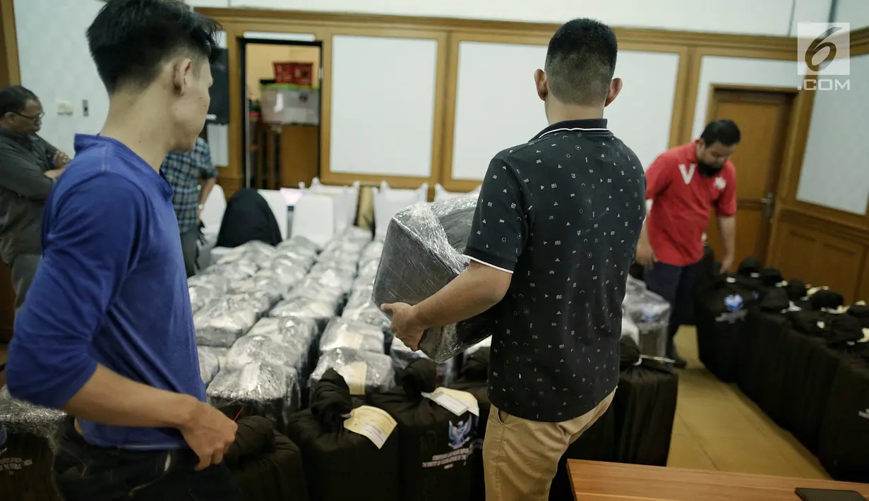 Petugas menata paket berisi surat suara Pemilu 2019 susulan di Gedung KPU RI, Jakarta, Minggu (28/4/2019). Surat suara susulan tersebut akan dikirimkan ke Kuala Lumpur, Malaysia untuk pelaksanaan pemilihan Presiden dan Wakil Presiden. (Liputan6.com/Faizal Fanani)
