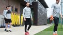 Gelandang Liverpool, Jordan Henderson, memasuki lapangan saat latihan jelang laga Liga Champions di Melwood, Liverpool, Senin (23/4/2018). Liverpool akan berhadapan dengan AS Roma. (AFP/Paul Ellis)
