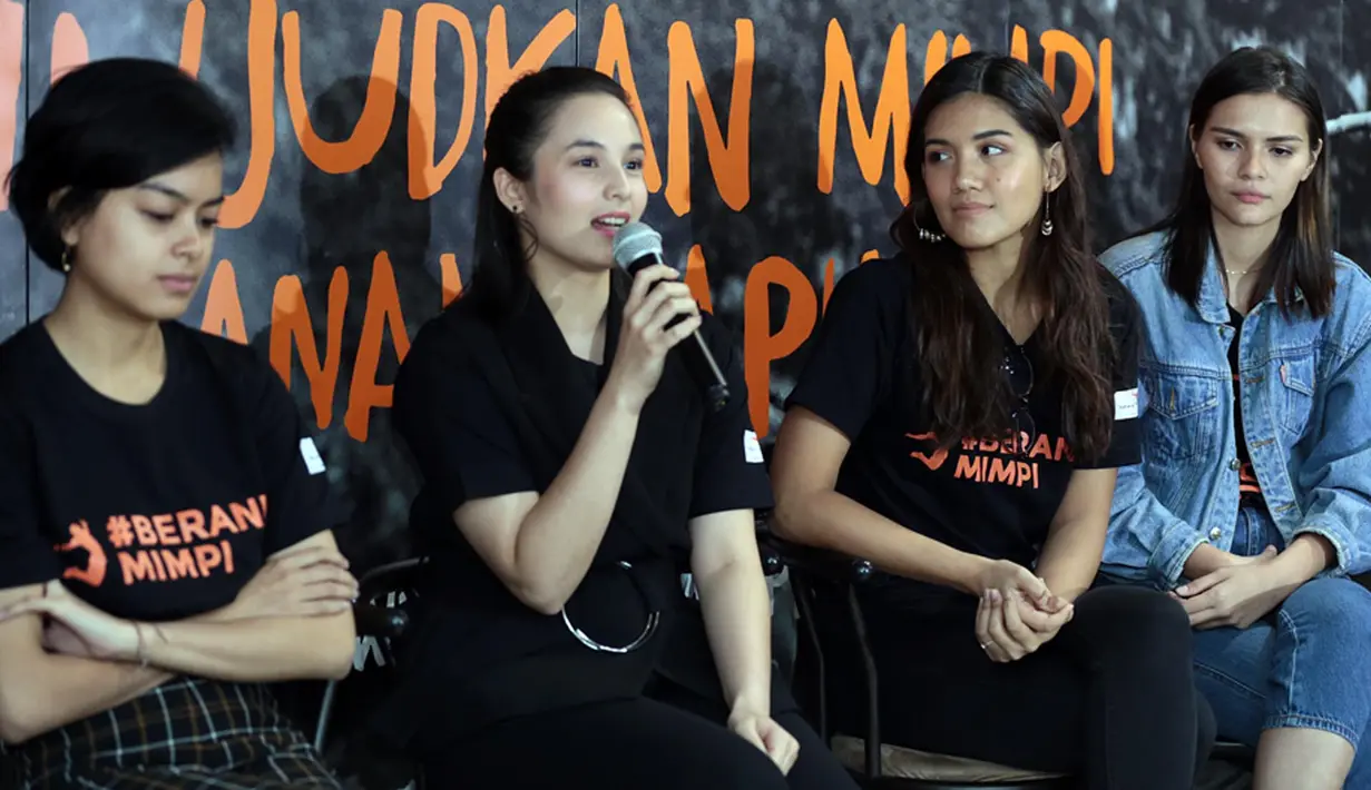 Dengan kegiatan sosial bertajuk #BERANIMIMPI Chelsea Islan berharap anak-anak Wawena bisa mewujudkan mimpinya. Bisa memiliki kepercayadirian untuk menggapai mimpinya dengan fasilitas pendidikan yang disediakan. (Deki Prayoga/Bintang.com)