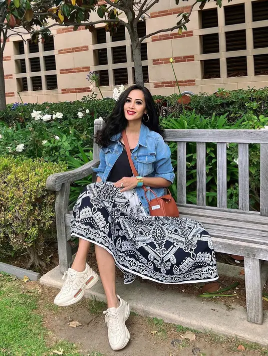 Memadukan denim jacket dengan rok juga bisa terlihat menarik, seperti terlihat dilakukan Diah Permatasari ini. Atasan hitam, dipadu dengan rok bernuansa hitam-putih yang serasi, lalu Diah memadukannya lagi dengan denim jacket, sling bag cokelat, dan sneakers putih. Foto: Instagram.