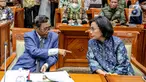 Menteri Koordinator Bidang Politik, Hukum, dan Keamanan Mahfud MD (kiri) bersama Menteri Keuangan Sri Mulyani mengikuti rapat dengar pendapat umum (RDPU) bersama Komisi III DPR di Kompleks Parlemen, Senayan, Jakarta, Selasa (11/4/2023). (Liputan6.com/Faizal Fanani)