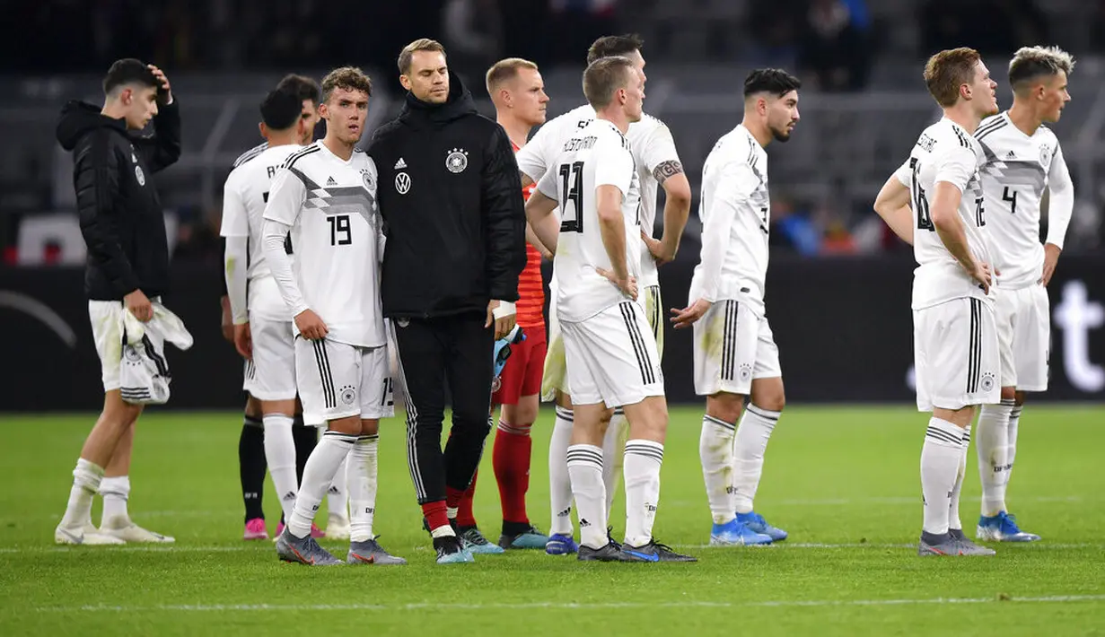 Para pemain Jerman tampak kecewa usai gagal mengalahkan Argentina pada laga persahabatan di Stadion Signal Iduna Park, Rabu (9/10). Kedua tim bermain imbang 2-2. (AP/Martin Meissner)