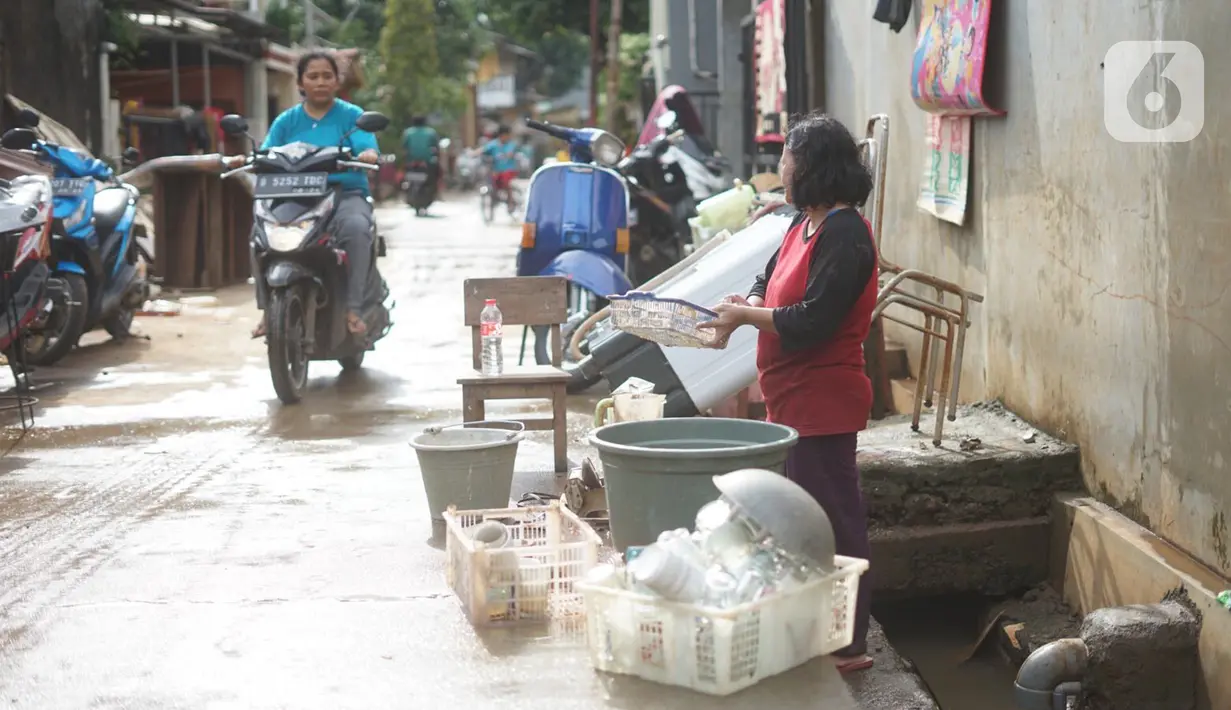 Warga membersihkan perabotan rumah tangga yang sebelumnya terendam banjir di kawasan Cipinang Muara, Jakarta, Rabu (26/2/2020). Banjir dari luapan Sungai Kalimalang tersebut menyebabkan warga harus bekerja ekstra untuk membersihkan perabotan serta lumpur dan sampah. (Liputan6.com/Immanuel Antonius)
