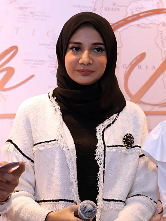 "Cuma mungkin gagasan awalnya aja kita berdua bikin jannah corporation, kemudian temen-temen pada ikutan. Ini sebenernya kita kerjasama sama siapa aja, yang penting nyaman," timpal Zaskia Sungkar. (Deki Prayoga/Bintang.com)