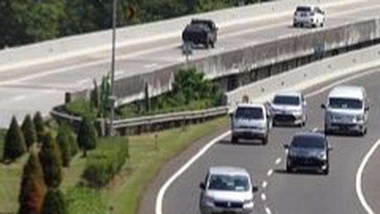 - Gerbang Tol Cililitan Utama
- Gerbang Tol Taman Mini
- Gerbang Tol Dukuh
- Gerbang Tol Cibubur
- Gerbang Tol Cimanggis
- Gerbang Tol Gunung Putri
- Gerbang Tol Kranggan
- Gerbang Tol Citeureup
- Gerbang Tol Sirkuit Sentul 
- Gerbang Tol Sentul 