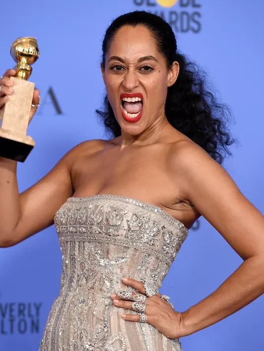 Tracee Ellis Ross bereaksi setelah berhasil memenangkan piala pada ajang Golden Globes di California, Minggu (8/1). Setelah 35 tahun, seorang perempuan dengan kulit berwarna kembali memenangkan piala dalam ajang Golden Globe. (Jordan Strauss/Invision/AP)