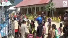 Panik diguncang gempa beberapa kali dalam sehari hingga menyebabkan gedung sekolah dan sejumlah bagunan lainnya retak, orang tua siswa di Mamasa, Sulawesi Barat yang khawatir akan keselamatan anaknya memiilih menjemput langsung ke sekolah.