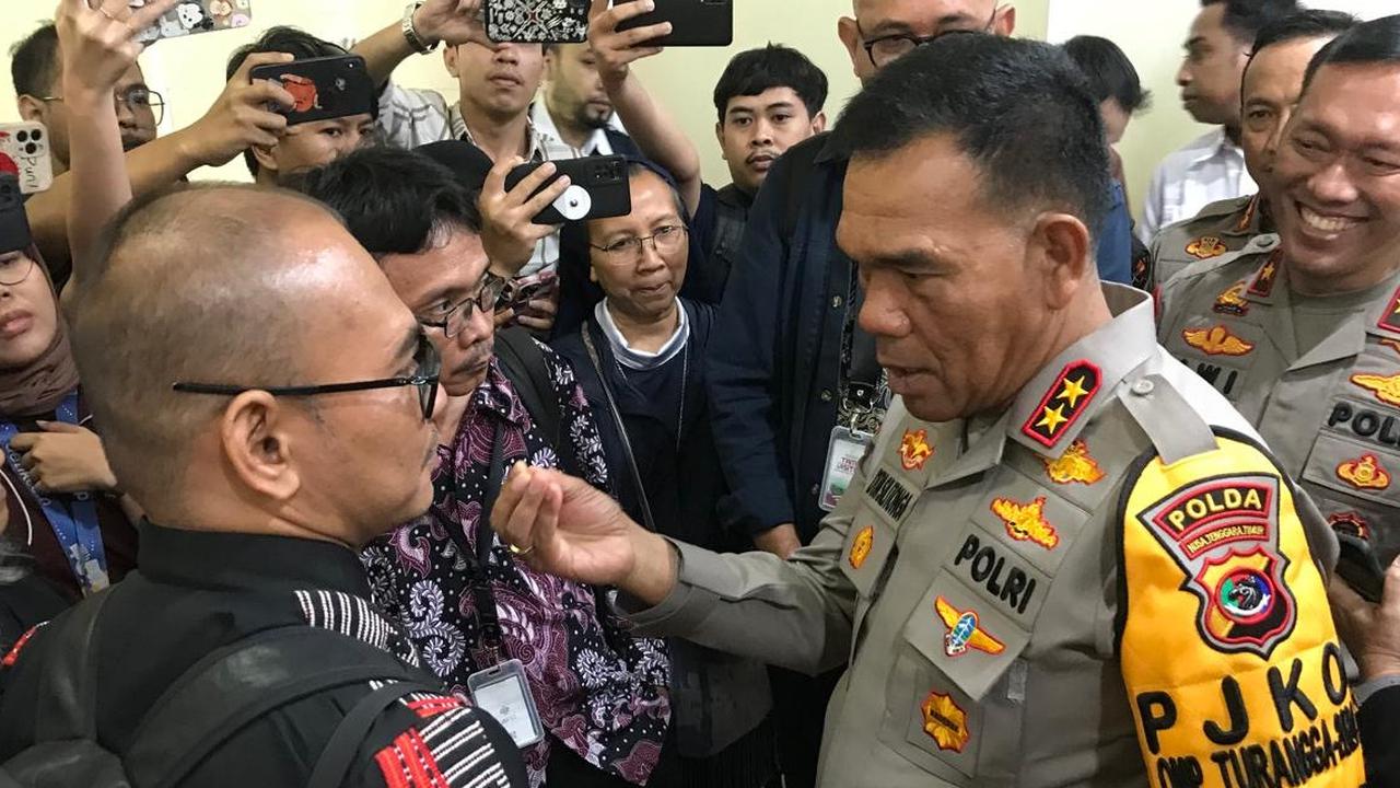 VIDEO: Kapolda NTT Melotot Tunjuk Ipda Rudy Soik di DPR, Elus Kepala Minta Jadi Polisi Baik
