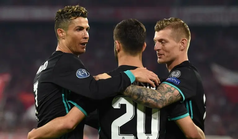 Para pemain Real Madrid merayakan gol ke gawang Bayern Munchen pada leg pertama semifinal Liga Champions, di Allianz Arena, Munchen, Rabu (25/4/2018). (AFP/Christof Stache)