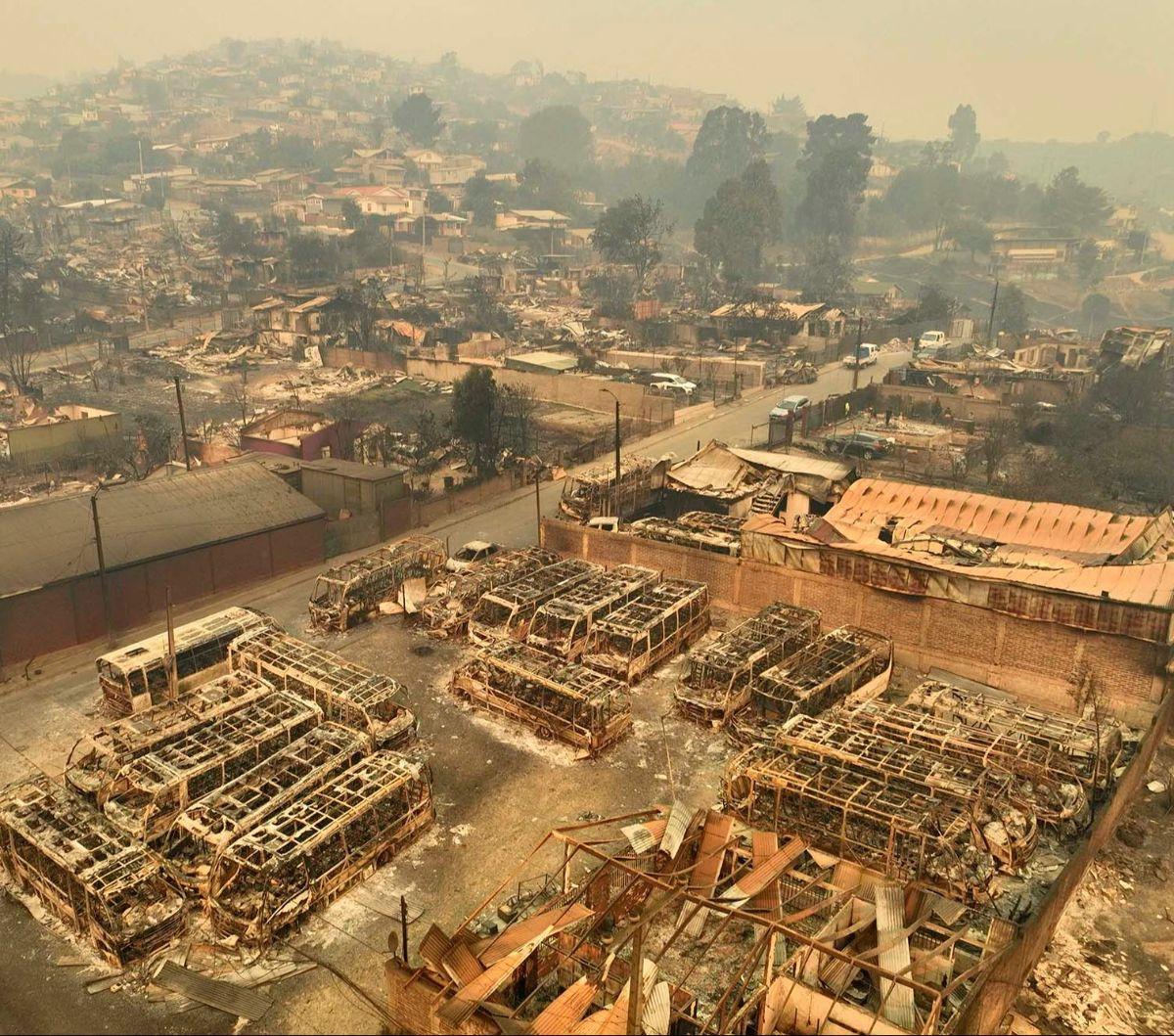 Sebuah kota di perbukitan di Vina del Mar, Chile, luluh lantak akibat kebakaran hutan dahsyat yang meluas, pada 3 Februari 2024. Berbagai bangunan dan sejumlah kendaraan tampak hangus usai terpanggang kobaran api yang merembet dengan cepat karena tiupan a
