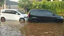 Mobil milik warga terendam banjir yang menggenangi kawasan Perumahan Pantai Mutiara, Jakarta, (4/6). Tingginya pasang air laut menyebabkan tanggul di Jalan Mutiara 1, Pluit, Penjaringan, sepanjang sekitar 50 meter jebol. (Liputan6.com/Gempur M Surya)