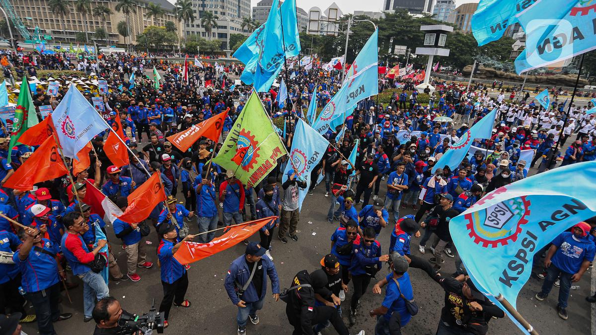 Buruh peringati hari buruh di patung kuda