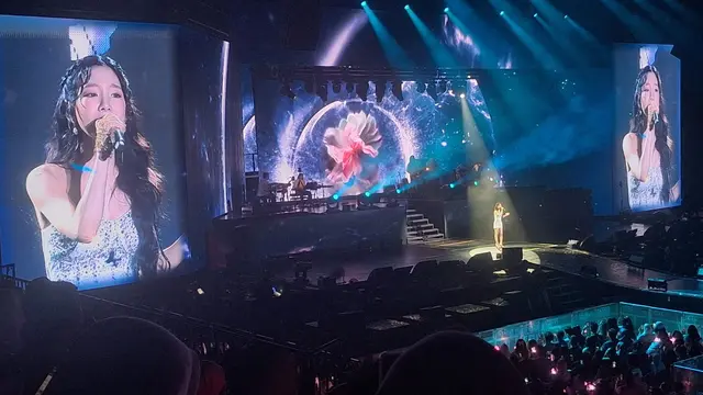 Taeyeon menghelat konser solo bertajuk The The Tense di Indonesia Arena, Jakarta, dengan menggandeng promotor lokal Dyandra Global Edutainment. (Liputan6.com/Ratnaning Asih)
