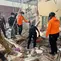 Tim SAR mengevakuasi korban gempa Flores. (Liputan6.com/Ola Keda).