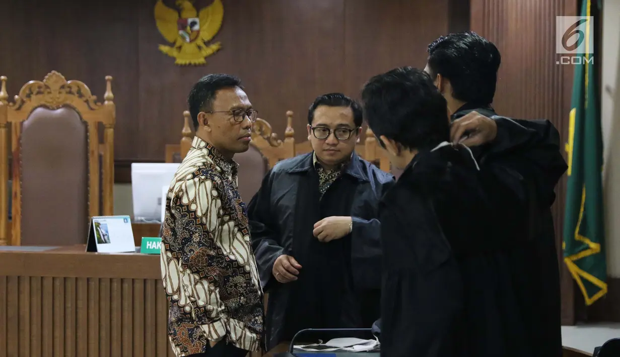 Terdakwa korupsi pembangunan gedung IPDN Budi Rachmat Kuniawan (kiri) saat sidang putusan di Pengadilan Tipikor, Jakarta, Jumat (26/7/2019). Mantan GM Divisi Gedung PT Hutama Karya (HK) itu dihukum 5 tahun penjara, denda Rp 300 juta subsider 3 bulan kurungan. (Liputan6.com/Helmi Fithriansyah)
