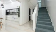 Warna Tangga Rumah (Photo by Max Vakhtbovycn di Pexels)