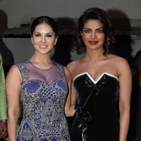 Priyanka Chopra dan Sunny Leone berfoto dan menghabiskan waktu bersama di New York. (AFP/Bintang.com)