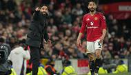 Pelatih Manchester United, Ruben Amorim memberikan instruksi pada Matheus Cunha di laga melawan Bournemouth, 16 Desember 2025. (AP Photo/Jon Super)