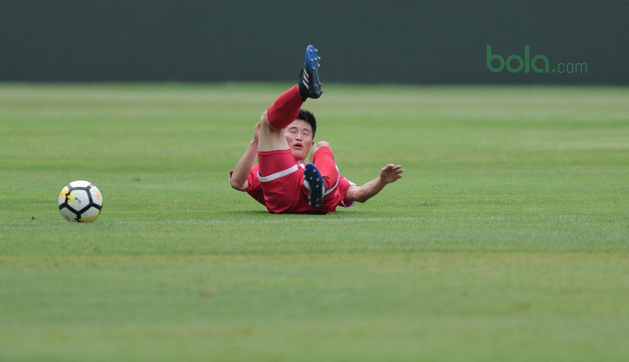 Pemain Korea Utara jatuh saat melakukan sesi uji coba lapangan di Stadion Pakansari, Bogor, (26/4/2018). Korea Utara akan mengikuti ajang PSSI Anniversarry Cup 2018. (Bola.com/Nick Hanoatubun)