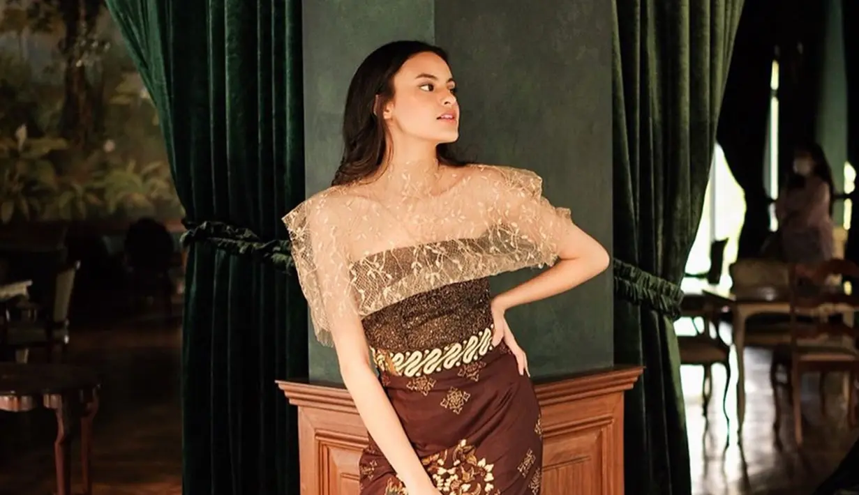 Gadis berusia 19 tahun ini berprofesi sebagai model sekaligus selebgram. Ia sering mengunggah hasil portofolionya di akun Instagramnya. (Liputan6.com/IG/andirazh)