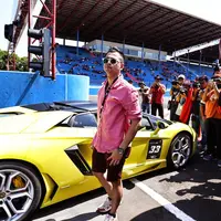 Raffi Ahmad dan mobilnya (istimewa)
