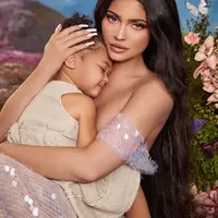Kylie Jenner dan sang putri, Stormi membintangi produk kosmetik barunya yang dirilis 1 Februari 2020. (dok. Instagram @kyliecosmetics/https://www.instagram.com/p/B7efiklnr_x//Adhita Diansyavira)