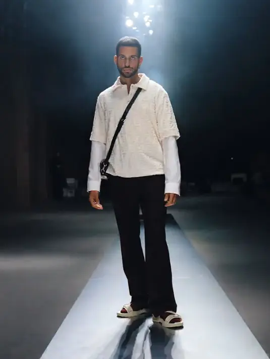 Perpaduan earth tones dalam warna dan tekstur membuat penyanyi dan penulis lagu Italia Mahmood tampil tetap membumi di bawah sorotan panggung FENDI Men's Fall/Winter 2022-23 (Foto: FENDI/@f2max)