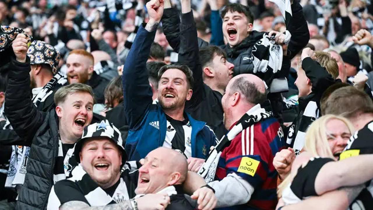 Foto: Double Nyesek Liverpool, Newcastle United Akhiri Puasa Gelar Selama 70 tahun