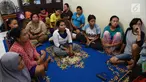 Sejumlah pembantu pengganti saat Lebaran atau infal menunggu di tempat penyalur tenaga pembantu Bu Gito di kawasan Cipete, Jakarta Selatan, Rabu (6/6). Kebutuhan pembantu infal menjelang Lebaran semakin meningkat. (Liputan6.com/Arya Manggala)