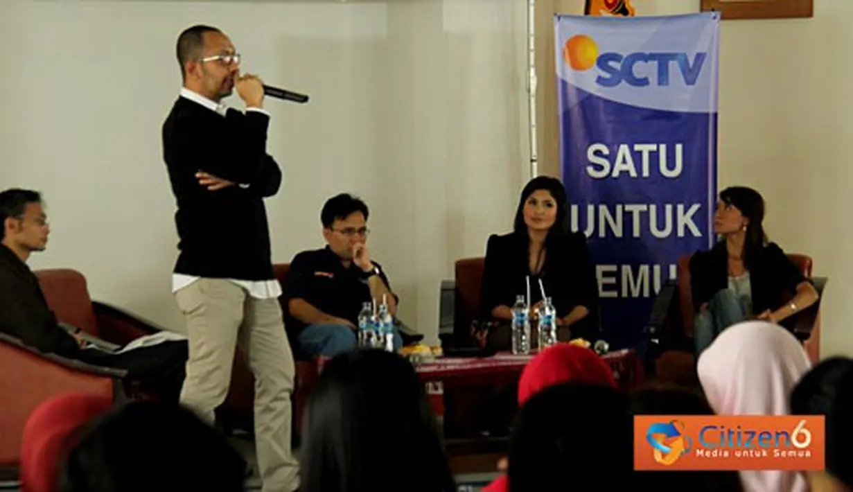 Eksekutif Produksi SCTV, Nicholas Andries menjadi pembicara dalam ajang SCTV Goes to Campus 2012 di Kampus Universitas Padjajaran, Bandung, Kamis (08/03).