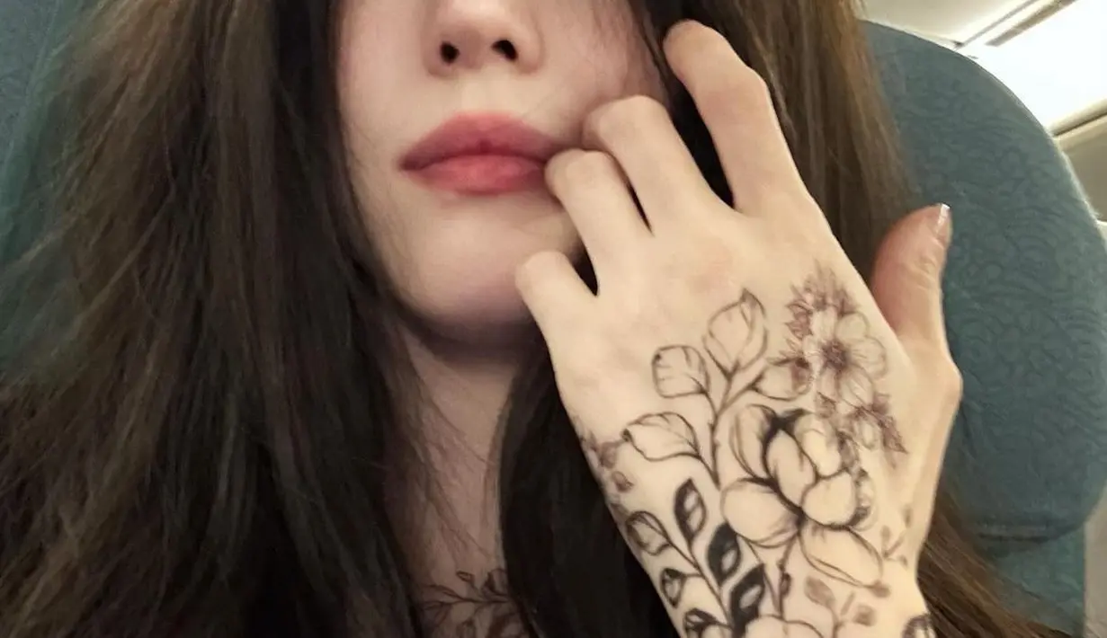 Ada juga potret selfie Han So Hee yang memperlihatkan area tangan hingga lehernya yang dipenuhi tato. [Foto: Instagram/xeesoxee]