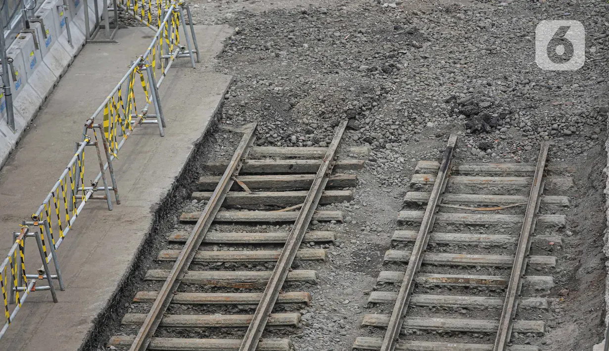 Lokasi ditemukannya rel trem di lokasi pembangunan MRT Jakarta fase 2A paket kontrak atau CP 203 Glodok-Kota, Jakarta, Selasa (28/12/2021). PT MRT Jakarta menyatakan rel trem peninggalan Belanda tersebut akan dipindahkan dan disimpan. (Liputan6.com/Faizal Fanani)